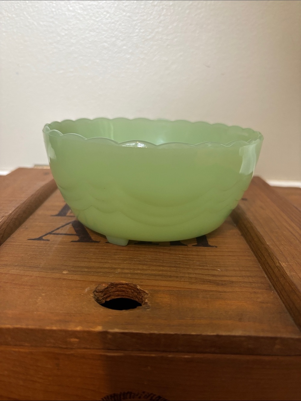 VINTAGE ORIGINAL FIRE KING JADEITE JADITE SCALLOPED FOOTED BOWL